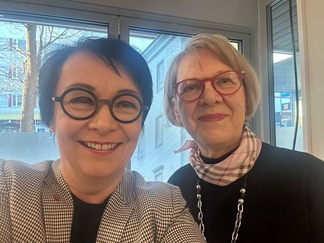 Janakkalan kunnanjohtaja Riikka Moilanen piti kokousesitelmän ja toimi kokouksen puheenjohtajana. Riikka halusi selfiekuvan oulaistelaissyntyisen Asta Törmän kanssa. Riikka oli aiemmin Oulaisten kaupunginjohtajana.