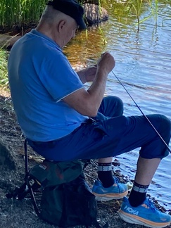 Lauri laittaa matoa onkeen.