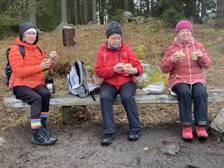 Muutama urhoollinen seuralainen uskaltautui potkuttelemaan Alajärven jäälle 9.3.26.